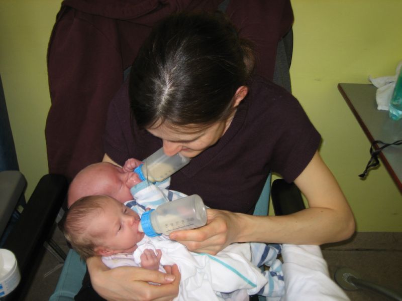 08-Feeding both at once